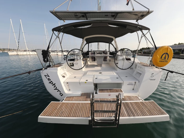 Wynajem Żaglowiec Bénéteau z patentem 