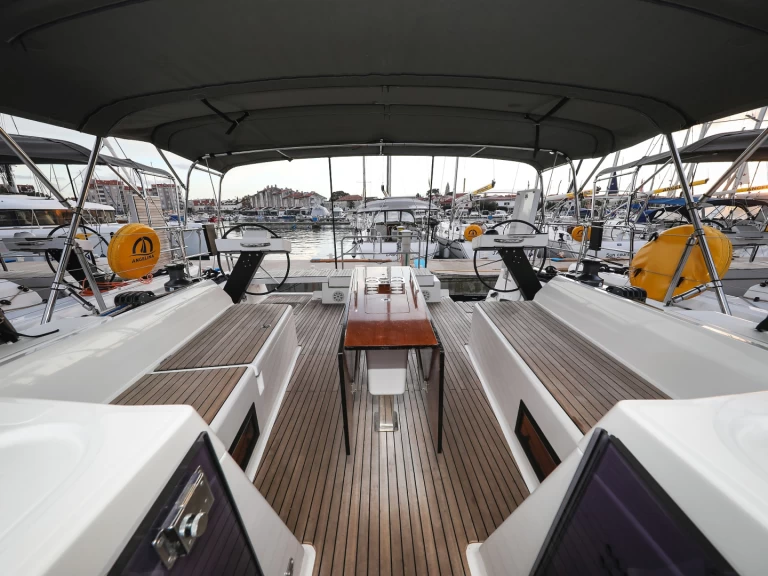 Wynajem łodzi Trogir tanio Dufour 470