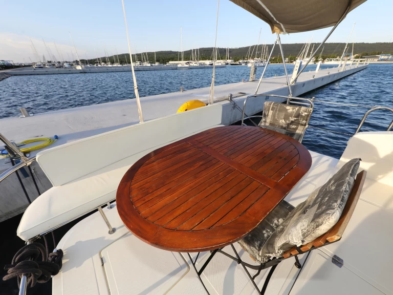 Cobra Yachts Futura 40 Grand Horizon między profesjonalistami a osobami prywatnymi w Sveti Filip i Jakov