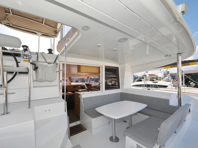 Wynajem Katamaran Lagoon z patentem 