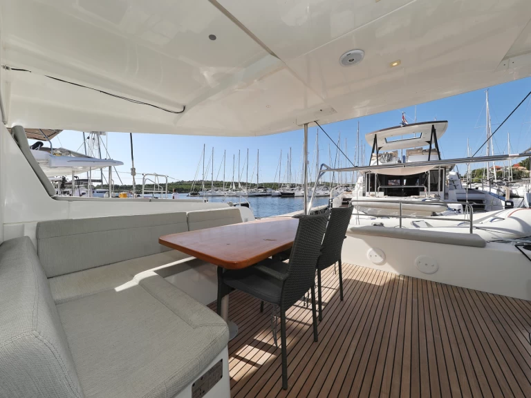 Wynajmij Katamaran z lub bez skippera Lagoon w Sveti Filip i Jakov