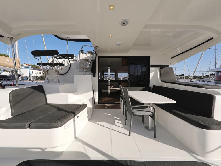 Wynajmij Katamaran z lub bez skippera Lagoon w Sibenik