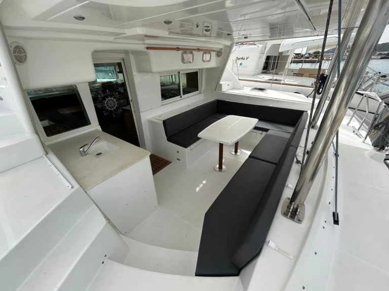 Wynajem Katamaran Lagoon z patentem 