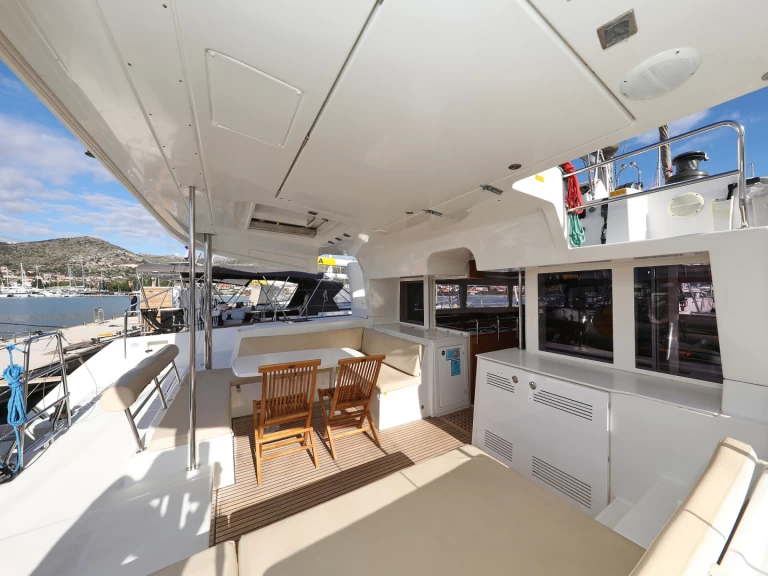 Wynajmij Katamaran z lub bez skippera Lagoon w Sibenik