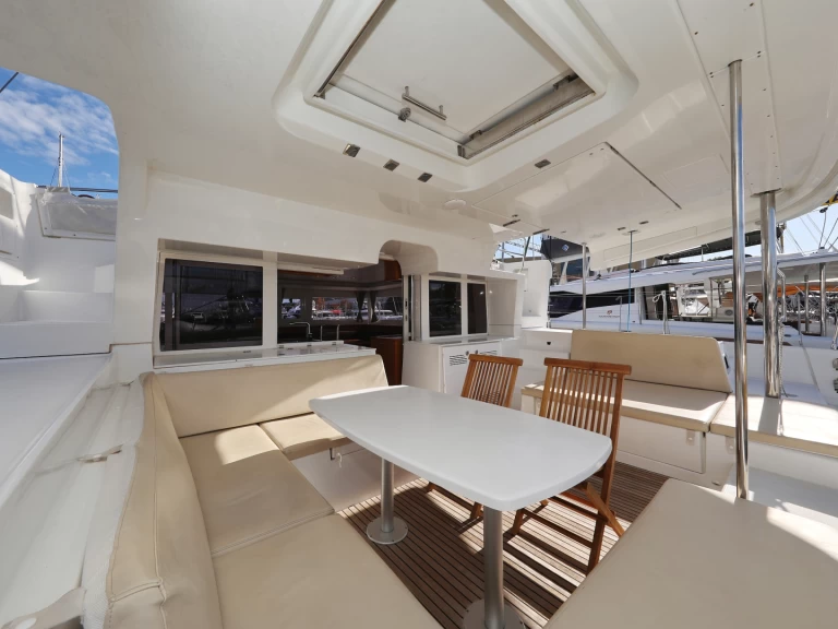 Wynajem Katamaran Lagoon z patentem 