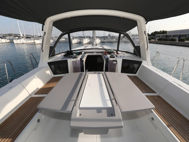 Wynajem Żaglowiec Bénéteau z patentem 