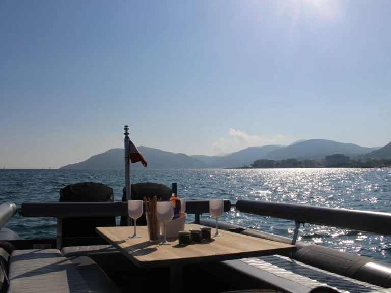 Łódż półsztywna do wynajmu w Cannes w najlepszej cenie