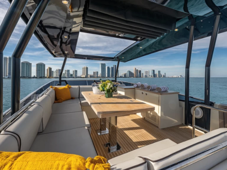 Sunseeker Sunseeker 60 między profesjonalistami a osobami prywatnymi w Dubai Marina