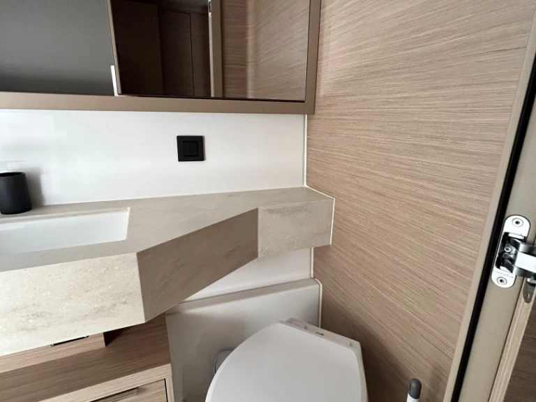 Wynajem Katamaran Lagoon z patentem 