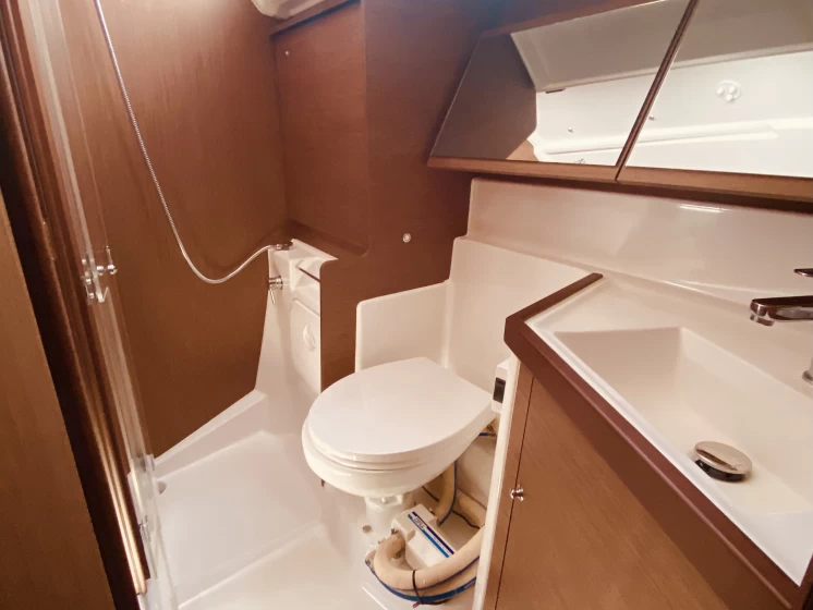 Wynajem Żaglowiec Bénéteau z patentem 