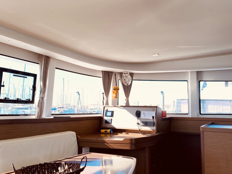 Lagoon Lagoon 42 między profesjonalistami a osobami prywatnymi w Lefkáda