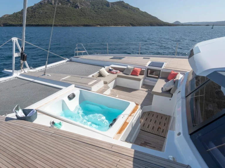 Fountaine Pajot Alegria 67 między profesjonalistami a osobami prywatnymi w Trogir