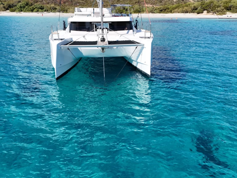 Aventura Aventura 45 między profesjonalistami a osobami prywatnymi w Port Grimaud