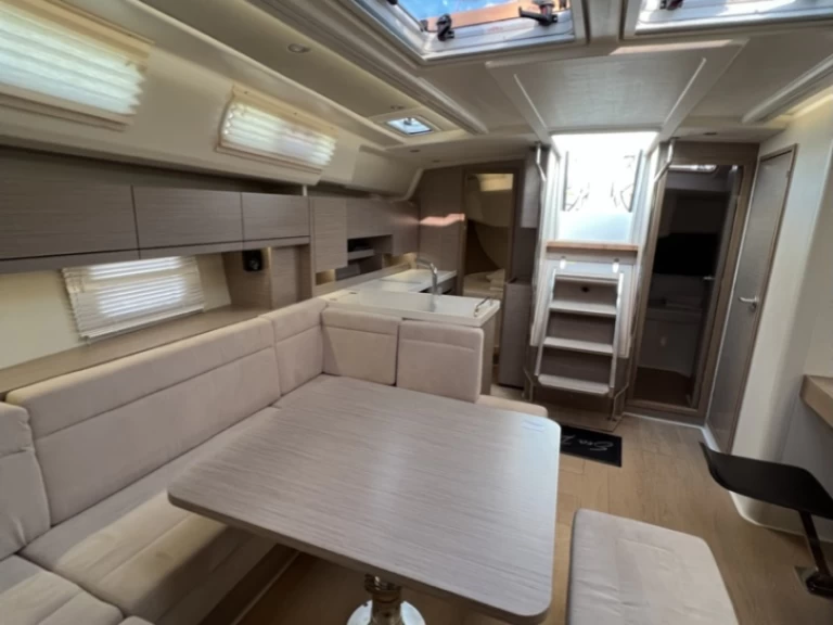 Hanse Hanse 458 między profesjonalistami a osobami prywatnymi w Kos