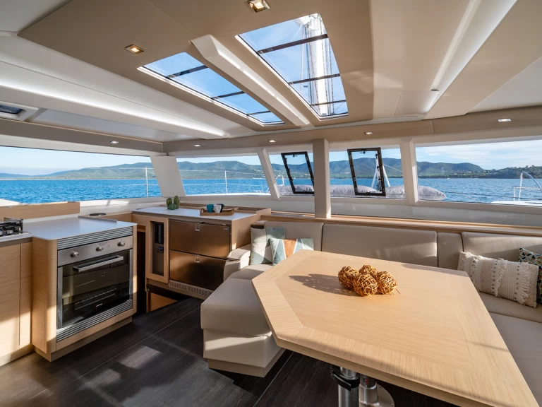 Wynajem Katamaran Fountaine Pajot z patentem 