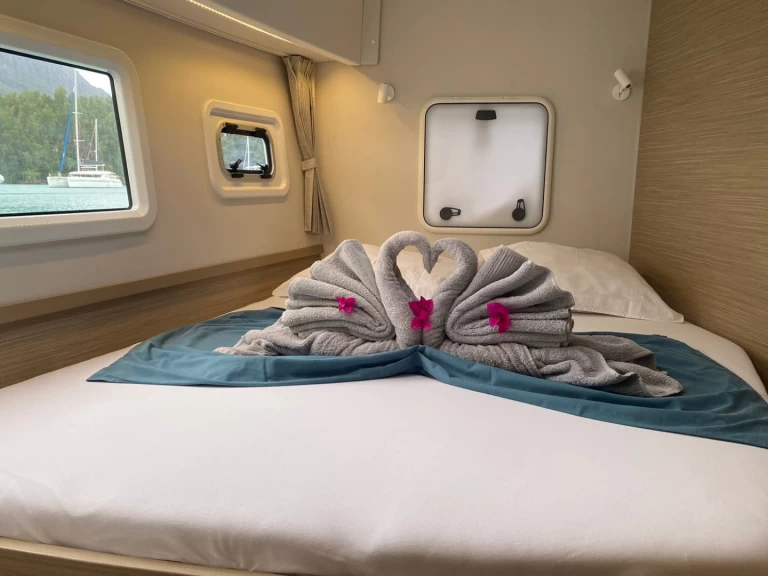 Wynajem Katamaran Lagoon z patentem 