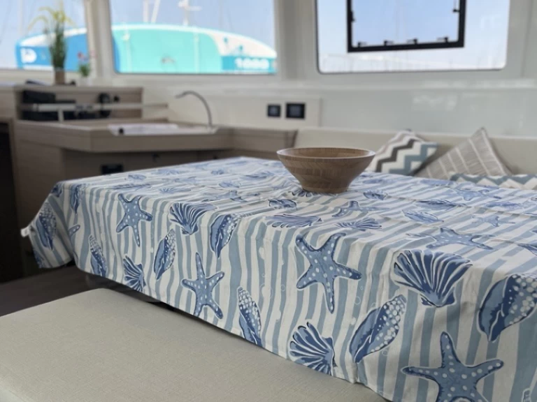 Lagoon Lagoon 46 między profesjonalistami a osobami prywatnymi w Alimos