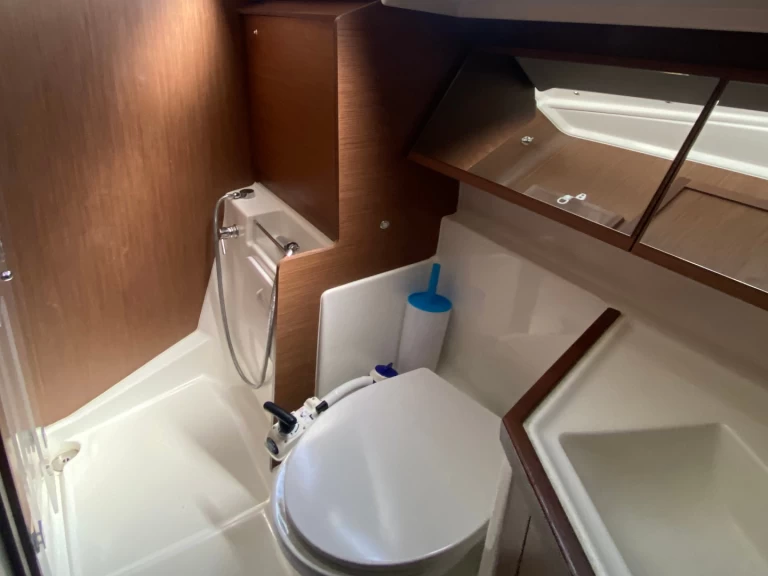 Wynajmij Bénéteau Oceanis 40.1 (3 double and 1 bunk beds) w Lefkáda