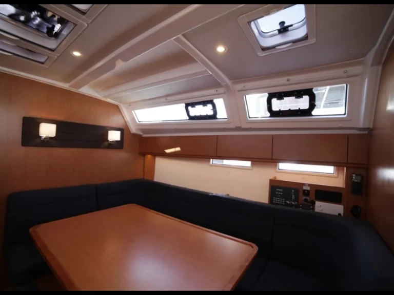 Wynajem Żaglowiec Bavaria z patentem 