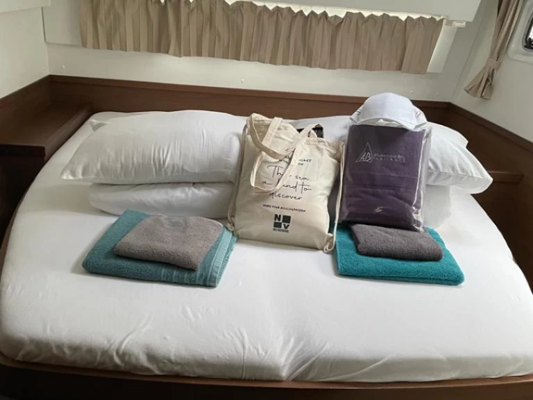 Wynajmij Katamaran z lub bez skippera Lagoon w Volos