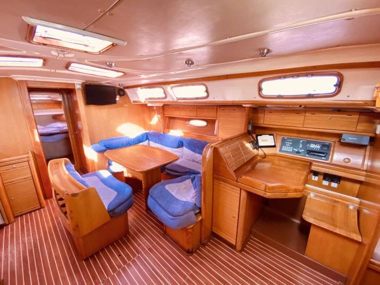 Bavaria Cruiser 46 między profesjonalistami a osobami prywatnymi w Lefkáda