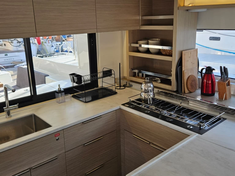 Wynajem Katamaran Lagoon z patentem 