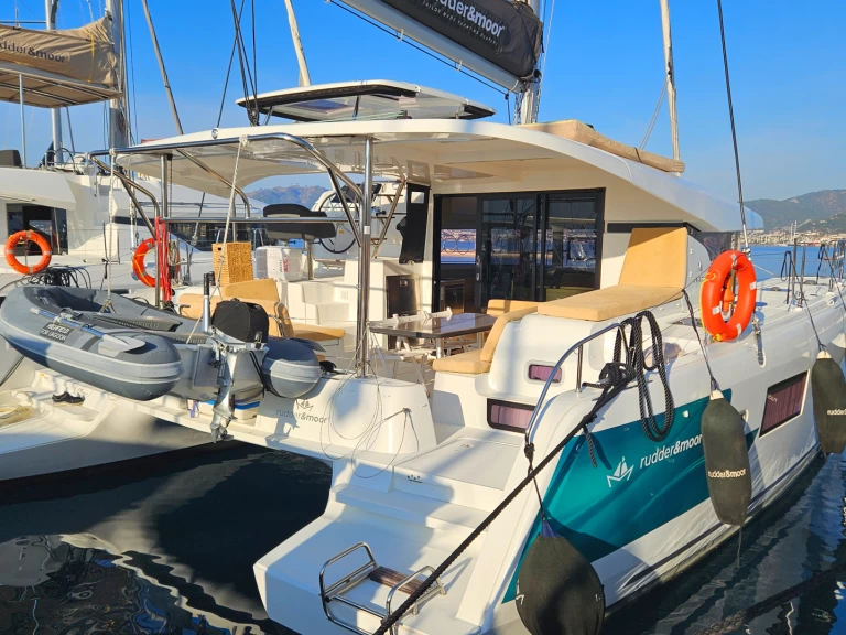Lagoon Lagoon 42 między profesjonalistami a osobami prywatnymi w Marmaris