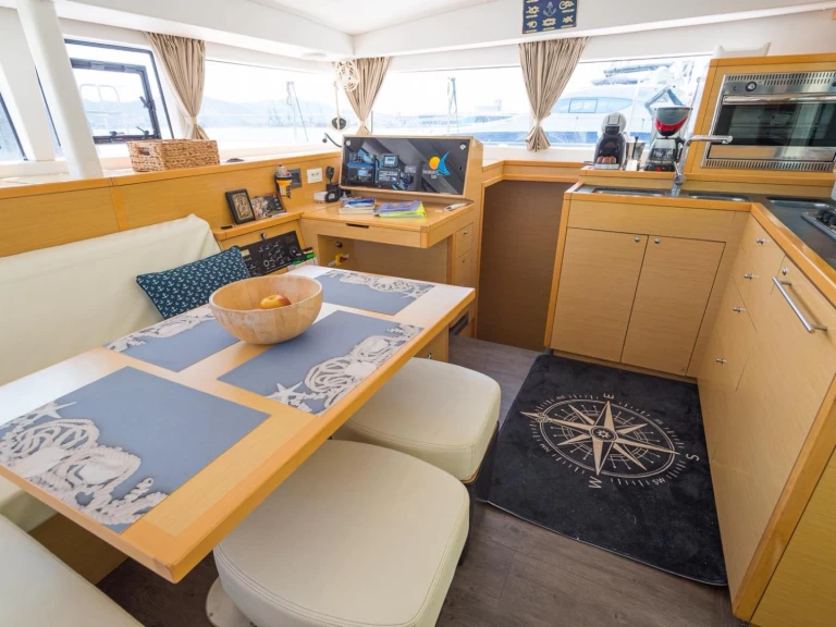 Wynajem Katamaran Lagoon z patentem 