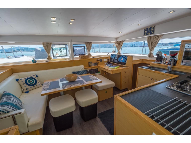 Katamaran do wynajmu w Volos w najlepszej cenie