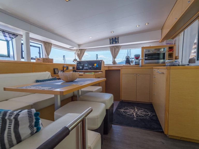 Lagoon Lagoon 400 S2 między profesjonalistami a osobami prywatnymi w Volos