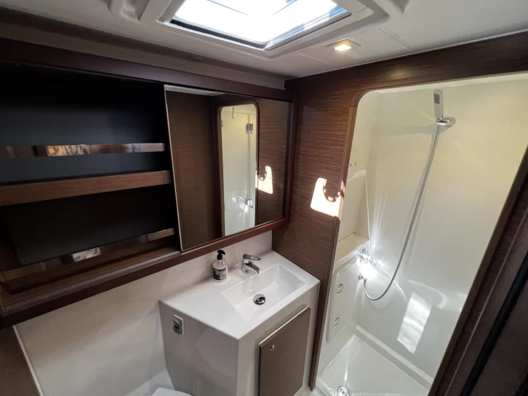 Lagoon Lagoon 42 między profesjonalistami a osobami prywatnymi w Ibiza Town