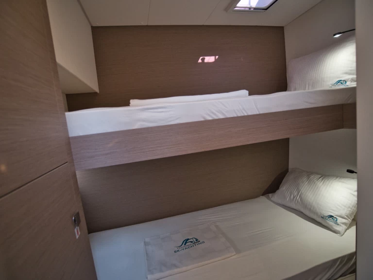 Fountaine Pajot Saona 47 między profesjonalistami a osobami prywatnymi w Marmaris