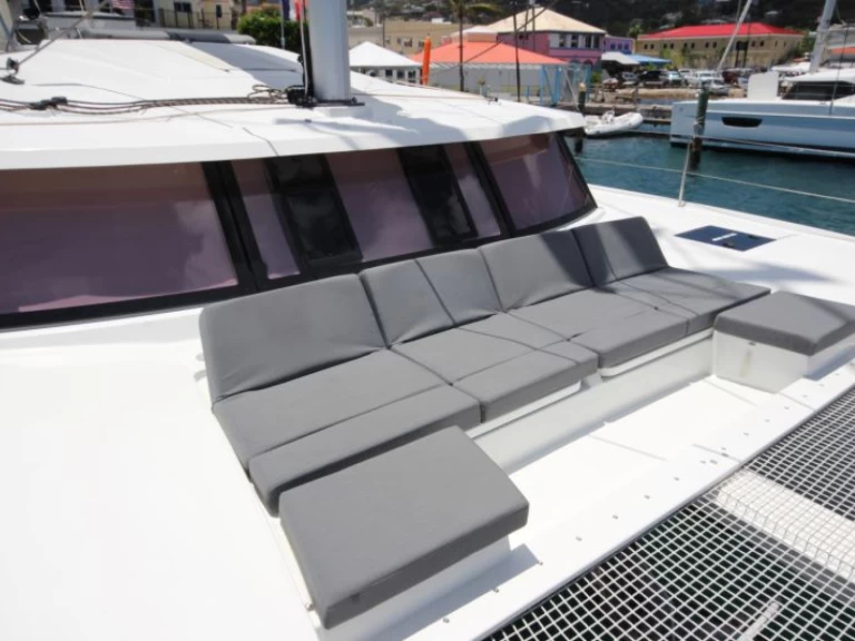 Fountaine Pajot Astrea 42 między profesjonalistami a osobami prywatnymi w Road Town