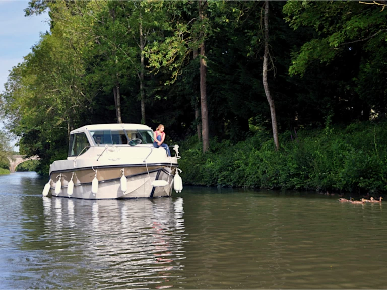 Motorówka do wynajmu w Grez-Neuville w najlepszej cenie