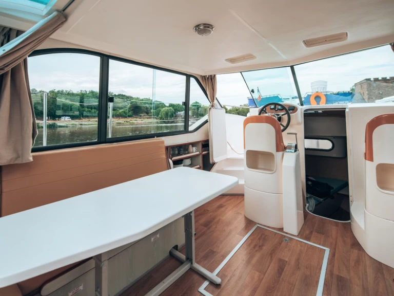 Nicols Yacht Confort Family 4-7 p. między profesjonalistami a osobami prywatnymi w Sablé-sur-Sarthe