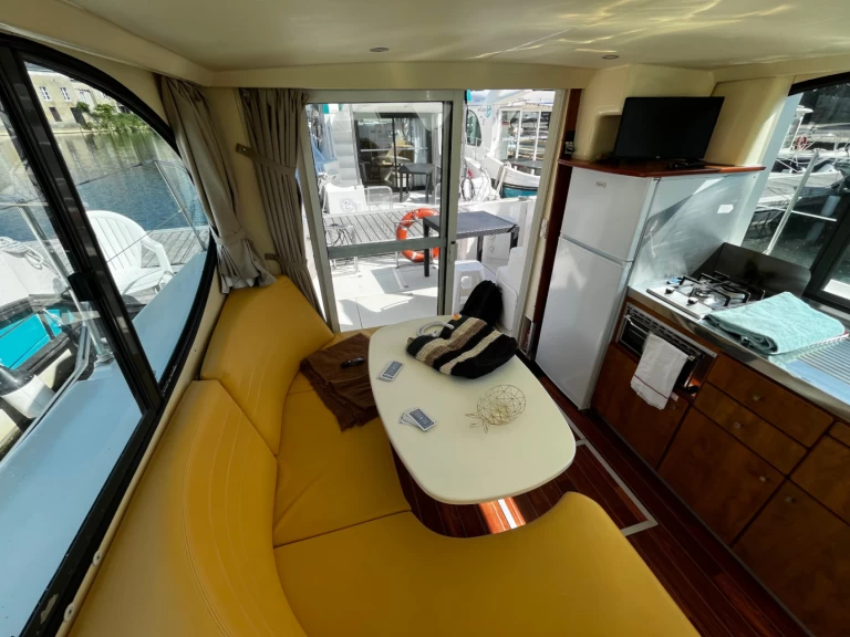 Nicols Yacht Confort Couple XL 2-4 p. między profesjonalistami a osobami prywatnymi w Sablé-sur-Sarthe