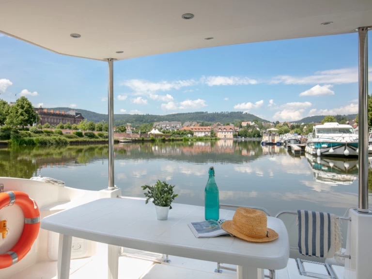 Nicols Yacht Premium Groupe XL 8-12 p. między profesjonalistami a osobami prywatnymi w Sablé-sur-Sarthe