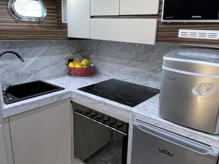 Luksusowy jacht do wynajmu w Salerno w najlepszej cenie