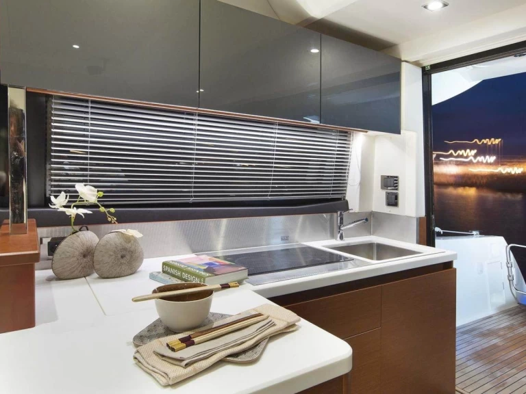 Prestige Prestige 450 Fly między profesjonalistami a osobami prywatnymi w Giardini-Naxos