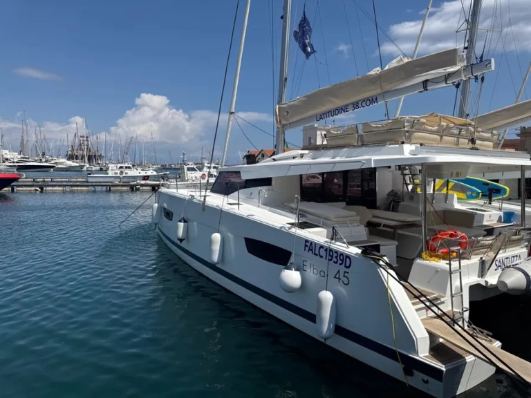 Fountaine Pajot Elba 45 między profesjonalistami a osobami prywatnymi w Cagliari
