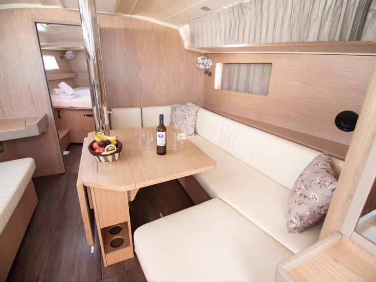 Wynajem Żaglowiec Bénéteau z patentem 