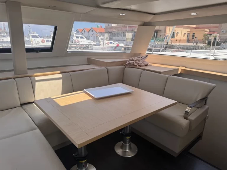 Fountaine Pajot Elba 45 między profesjonalistami a osobami prywatnymi w Cagliari