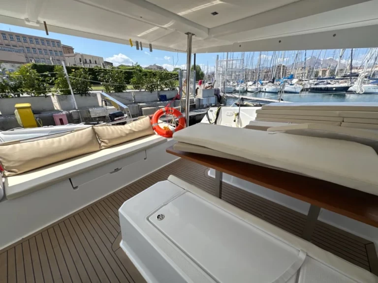 Fountaine Pajot Elba 45 między profesjonalistami a osobami prywatnymi w Palermo