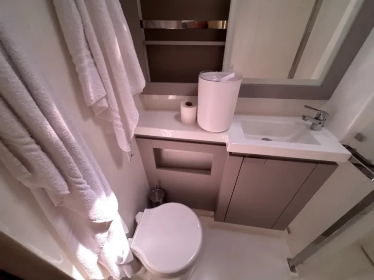 Wynajmij Fountaine Pajot Elba 45 w Palermo