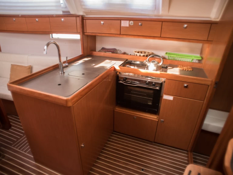 Wynajem Żaglowiec Bavaria z patentem 