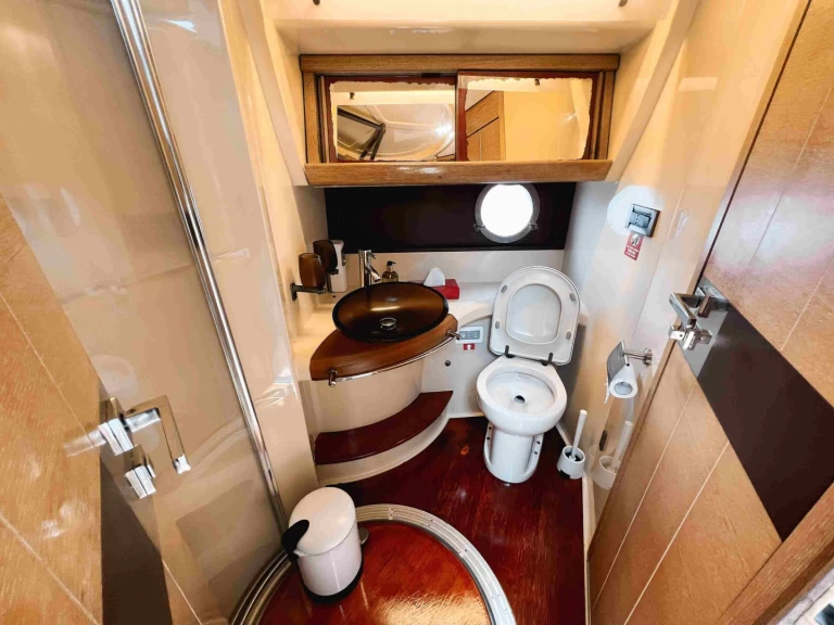 Azimut Azimut 50 między profesjonalistami a osobami prywatnymi w Dubai Marina