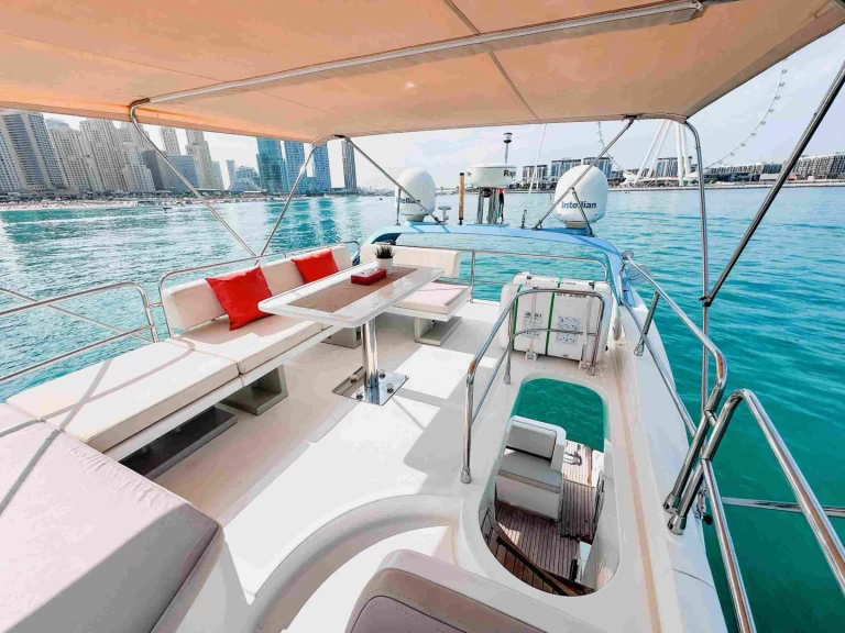 Azimut Azimut 50 między profesjonalistami a osobami prywatnymi w Dubai Marina