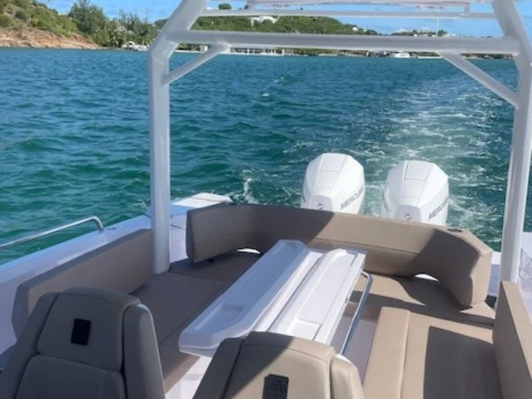 Axopar 29 Sun Top między profesjonalistami a osobami prywatnymi w Marigot