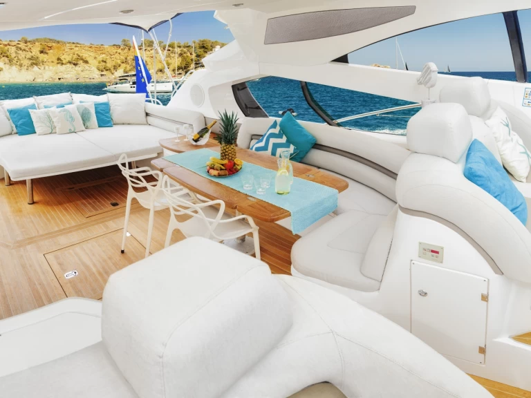Sunseeker Predator 68 między profesjonalistami a osobami prywatnymi w Ibiza Town