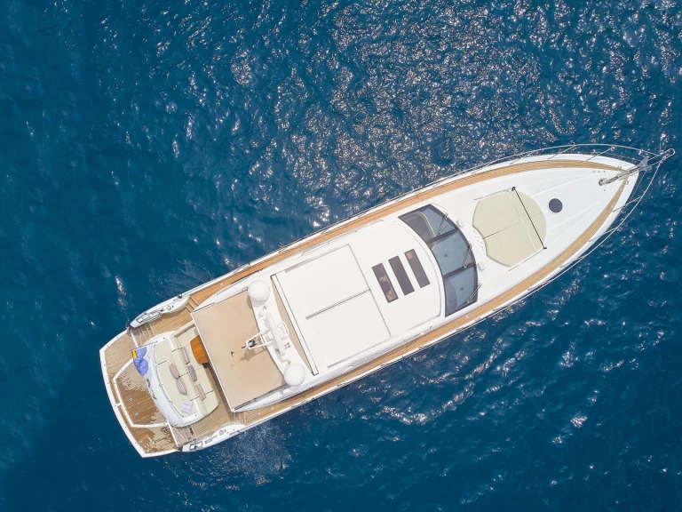 Sunseeker Predator 72 między profesjonalistami a osobami prywatnymi w Ibiza Town